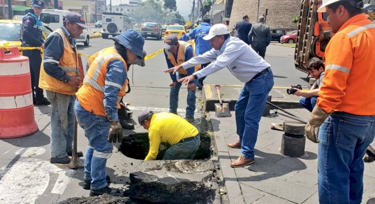 Socavón en la avenida Amazonas y Naciones Unidas