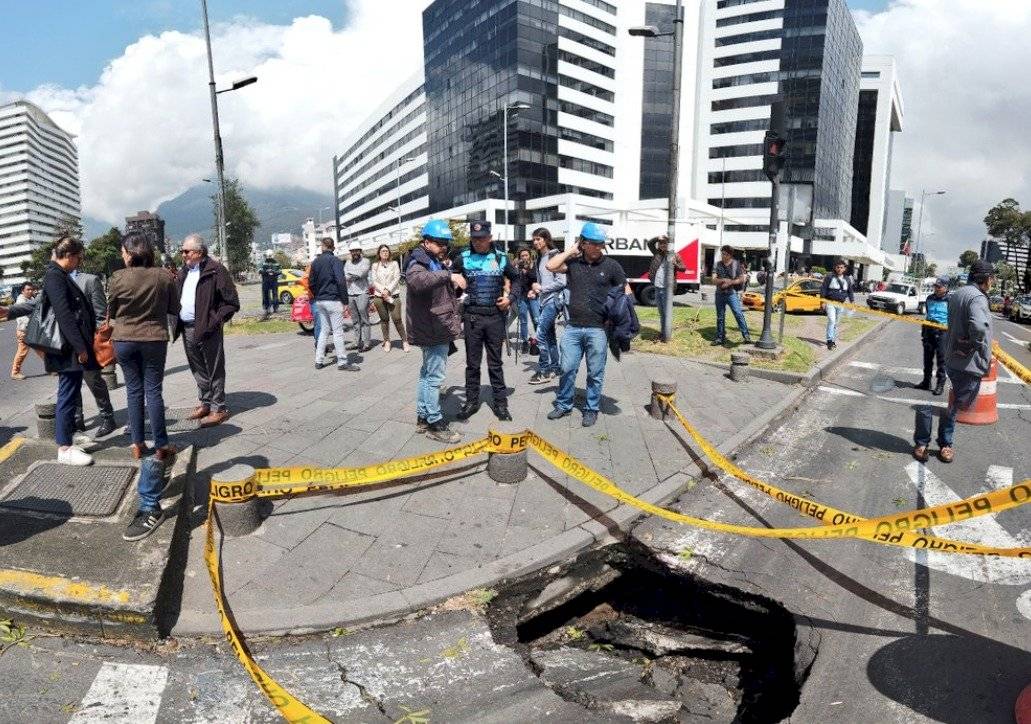 Socavón en la avenida Amazonas y Naciones Unidas