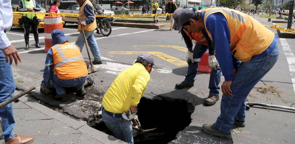 Socavón en la avenida Amazonas y Naciones Unidas