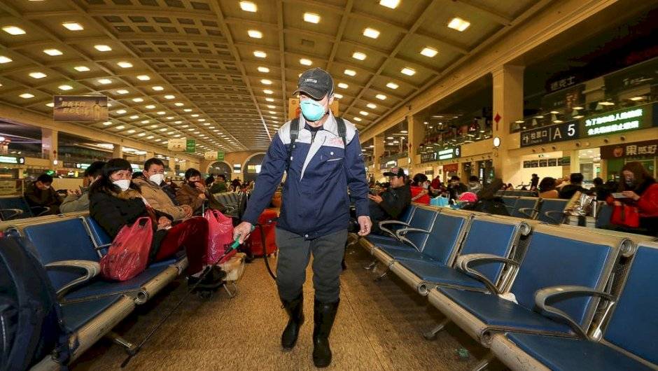 Desifectando el aeropuerto de Wuhan