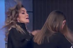 Andrea Escalona cachetea a Martha Figueroa durante programa en vivo