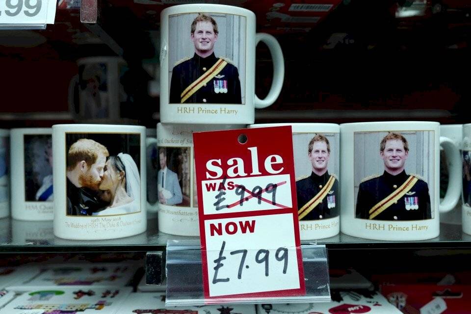 Venden a precios de rebajas todos los souvenirs oficiales de Meghan Markle y Harry