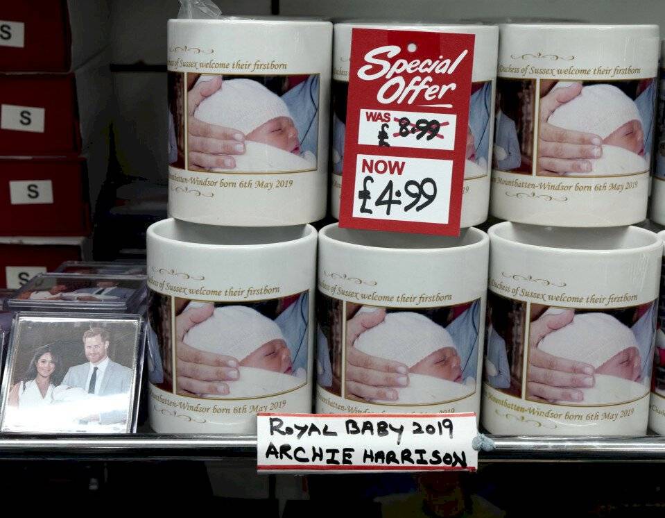 Venden a precios de rebajas todos los souvenirs oficiales de Meghan Markle y Harry