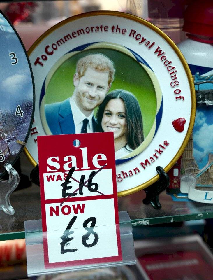 Venden a precios de rebajas todos los souvenirs oficiales de Meghan Markle y Harry