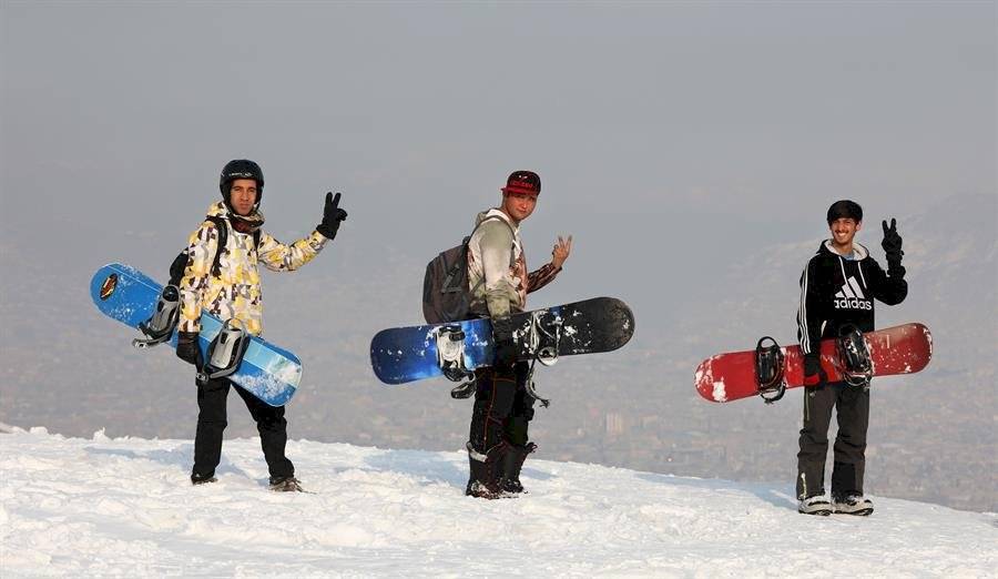 El snowboard lleva a los afganos más allá del peligro