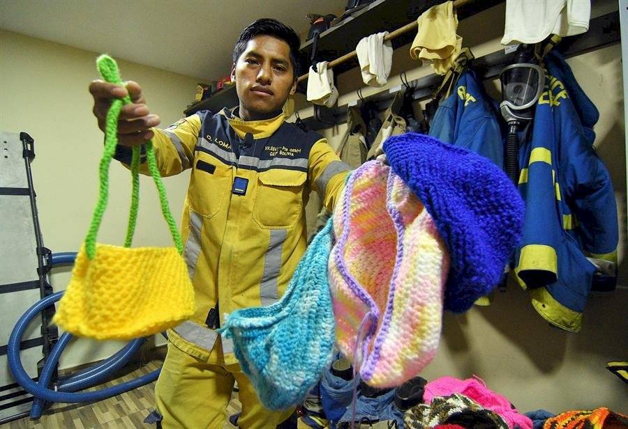 Bomberos voluntarios tejen ‘nidos’ de lana para crías de canguros y koalas rescatadas en Australia