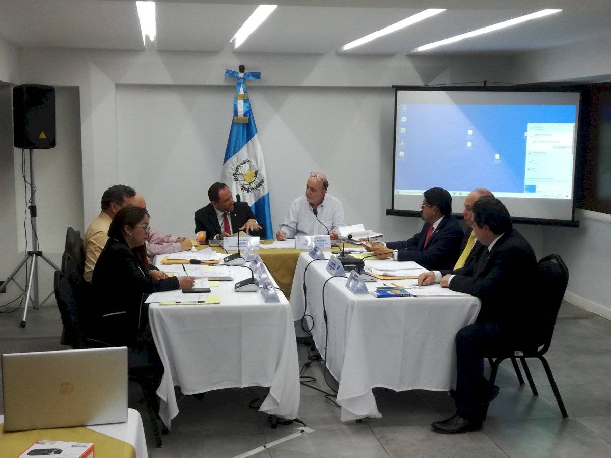 Comisión postuladora para candidatos al TSE.