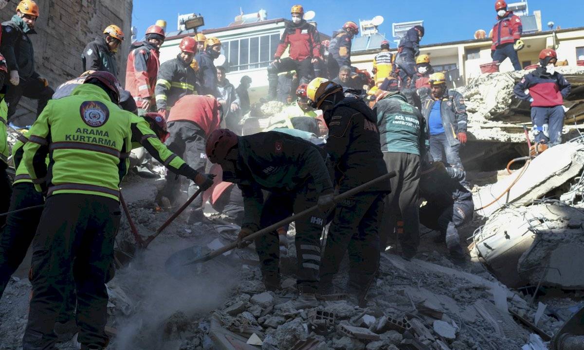 El sismo más devastador de las últimas décadas tuvo lugar en 1999, cuando un temblor de magnitud 7,4 sacudió la región del Mármara en el noreoeste y causó unos 17 mil muertos