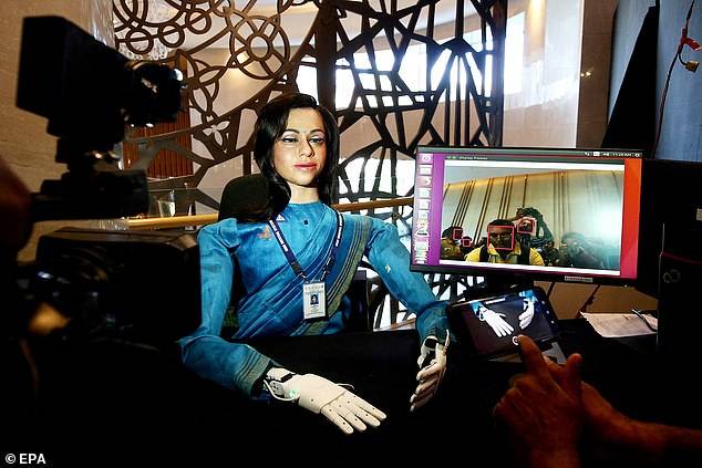 Mujer robot: India crea primer prototipo que será enviada al espacio Mujer robot: India crea primer prototipo que será enviada al espacio