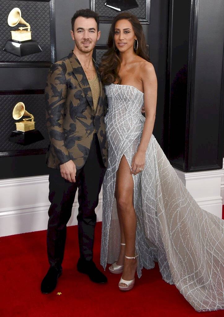Integrante de los Jonas Brothers con su pareja