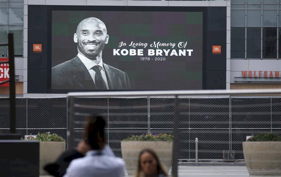 nueve tripulantes iban a bordo del helicóptero de Kobe Bryant