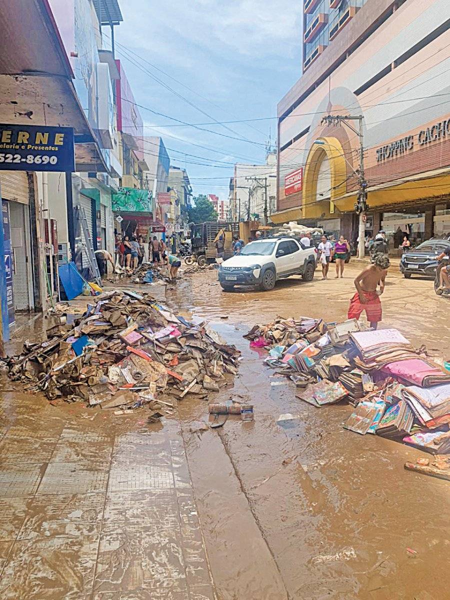 Ruas tomadas por lama em Cachoeiro (ES)