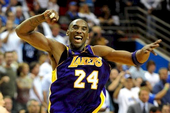 Kobe Bryant # 24 de Los Angeles Lakers celebra después de derrotar al Orlando Magic 99-86 en el Juego Cinco del 2009