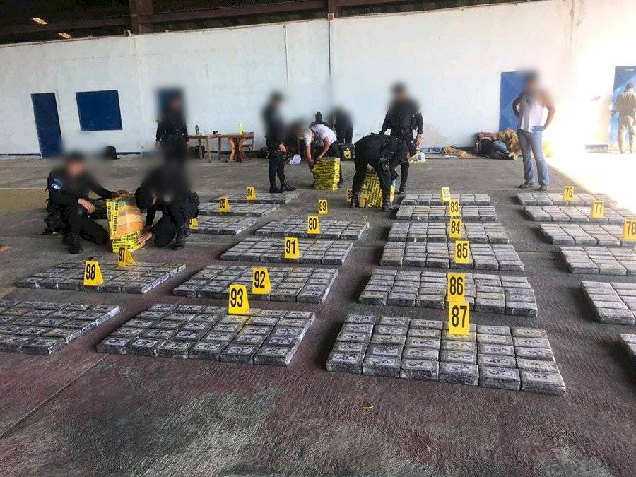 Incautan 1700 kilos de cocaína