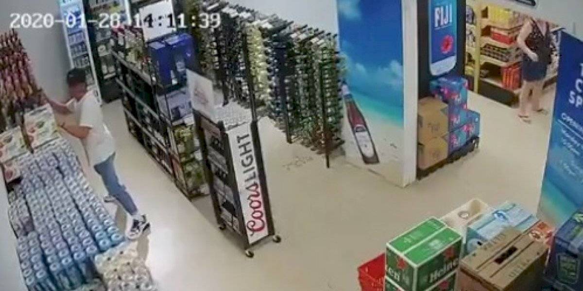 Su buena intención se transformó en viral: hombre intentó salvar estantería llena de cervezas en medio de terremoto en Jamaica pero fracasó