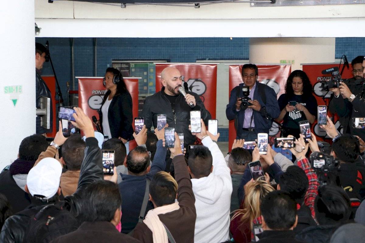 Lupillo Rivera sorprende al cantar en el metro de la CDMX