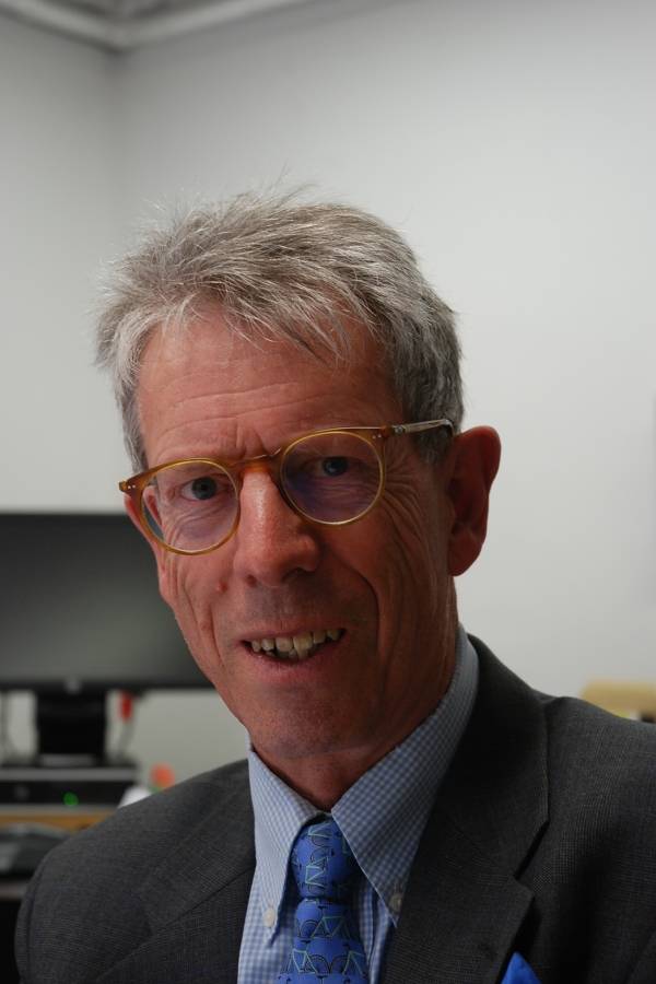 Robert Hazell, profesor de gobierno y constitución en el University College London, Reino Unido