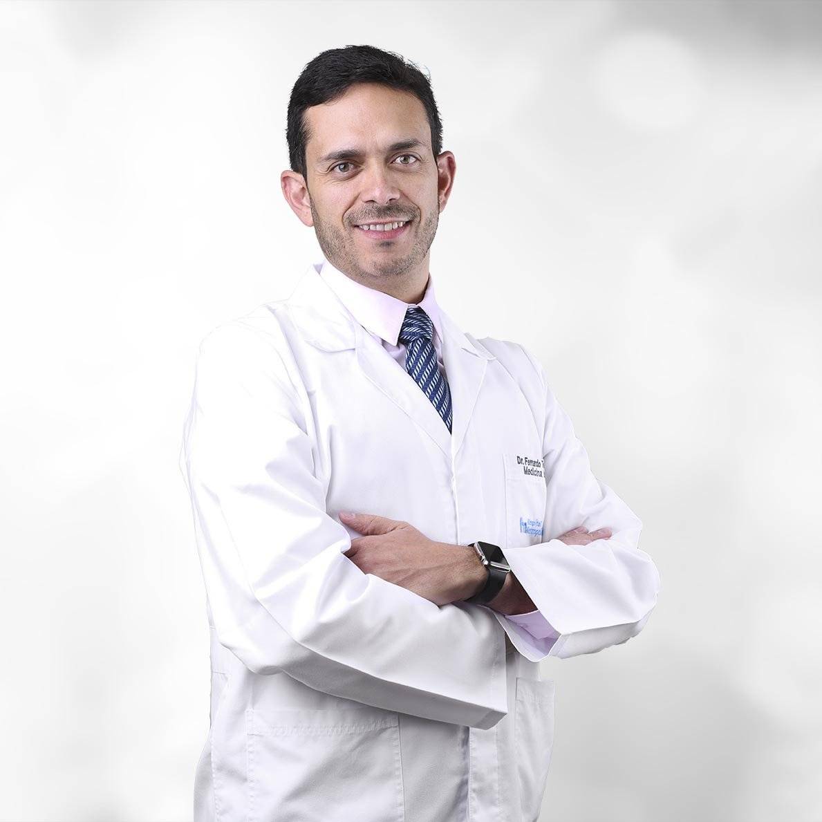 Fernando Terán Vélez, médico internista y Jefe del Servicio de Medicina Interna del Hospital Metropolitano,
