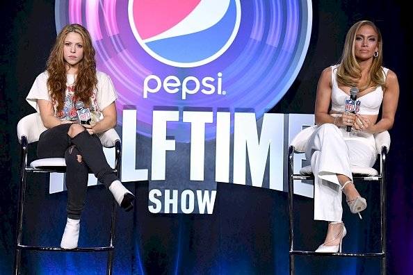 Los memes que dejaron los "extraños" outfis de Shakira y Jennifer Lopez