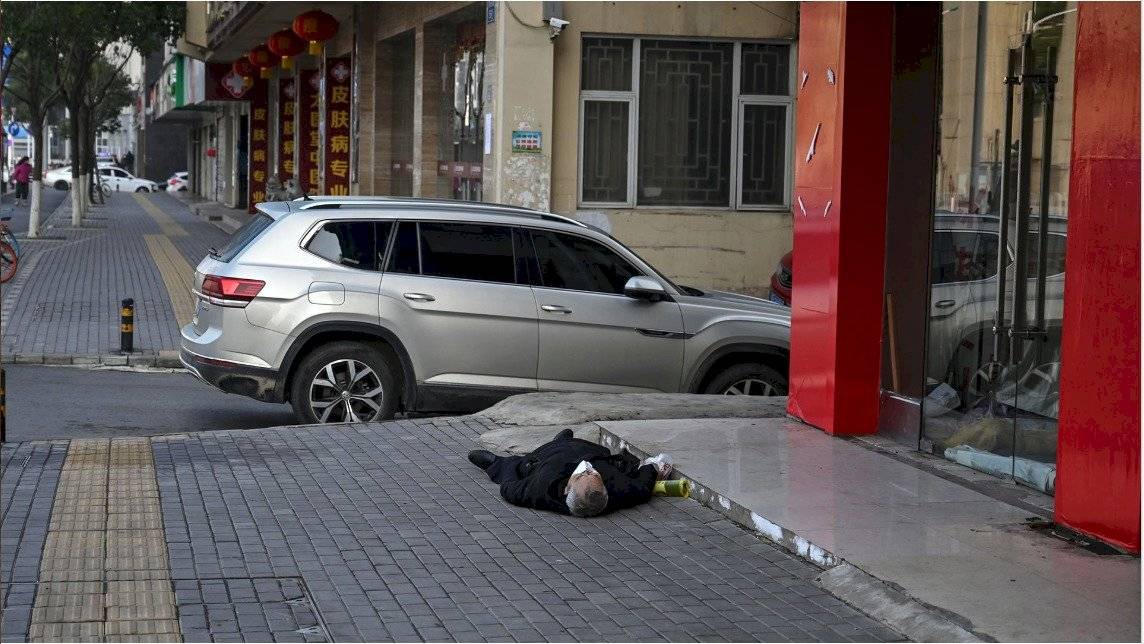 Hombre falleció en plena calle por padecer coronavirus