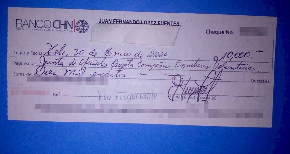 Alcalde Juan Francisco López Fuentes hace donativo a los Bomberos Voluntarios.
