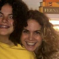 Hija de Lucero luce fantástica en blazer con estampado multicolor y flecos dorados