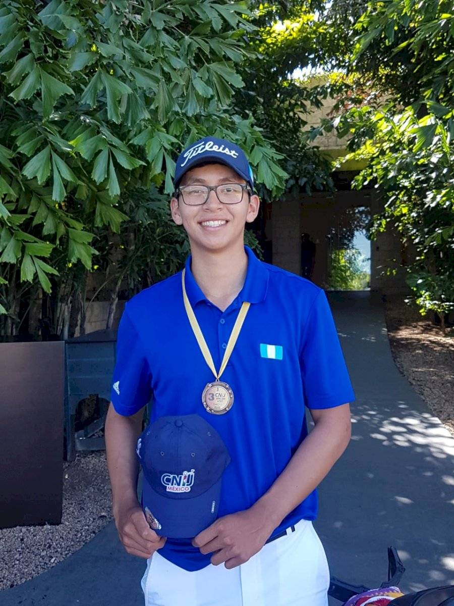 Golfista guatemalteco Matías Calderón sube al podio en México