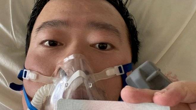 Li Wenliang publicó en las redes sociales una foto suya desde su cama en el hospital el 31 de enero