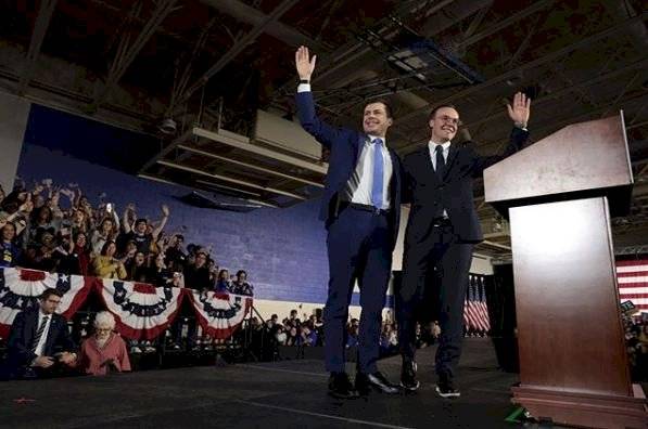 Pete Buttigieg junto a su esposo