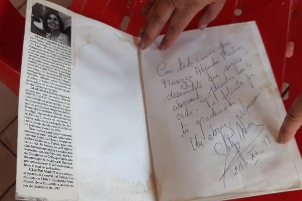Dedicatoria de Gladys Marín a Marizza Martínez.