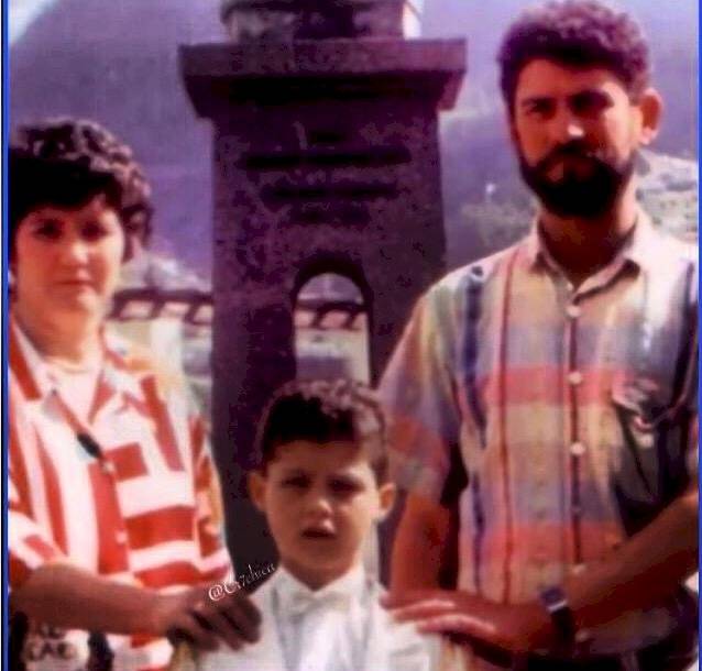 Cristiano Ronaldo y sus padres.