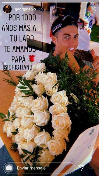 Cristiano Ronaldo recibe un ramo de rosas por su cumpleaños