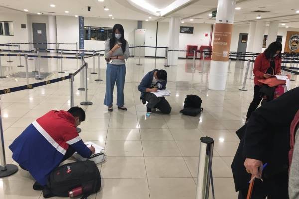 Pasajeros chinos en el aeropuerto SCL.