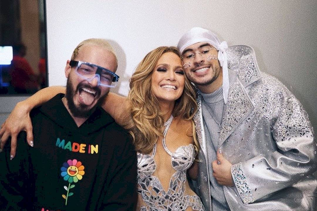 J Balvin, Jennifer Lopez y Bad Bunny
