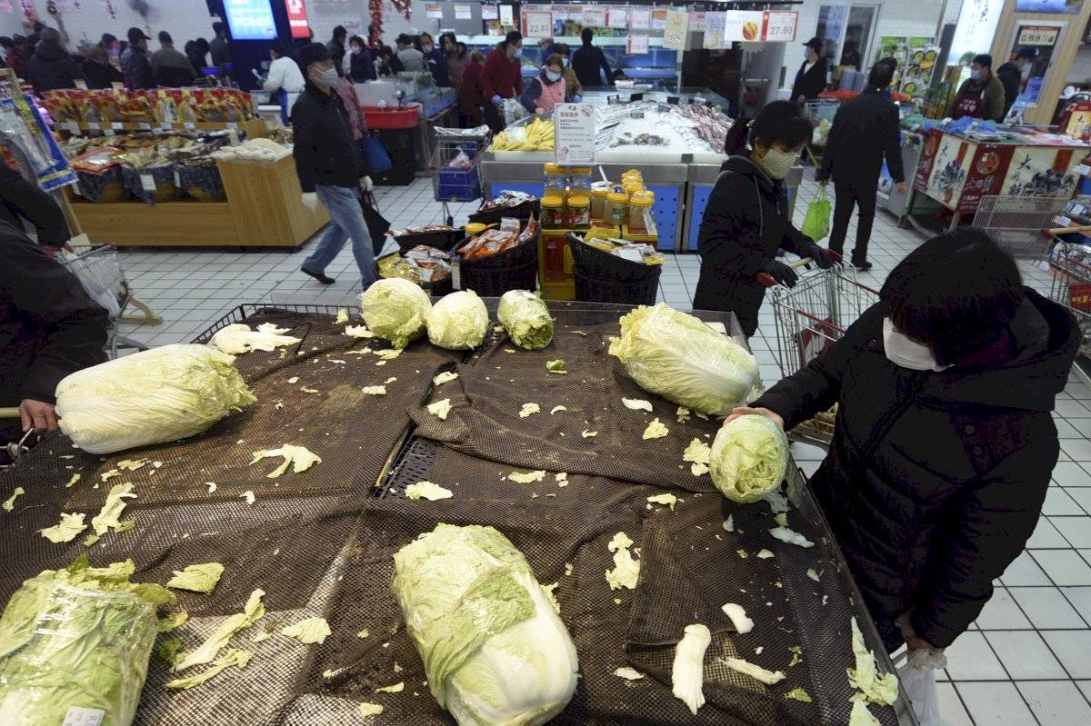 JD.com, Alibaba Group y rivales más pequeños dijeron que están repartiendo carne, verduras y otros productos en las ciudades aisladas. Los empleados recibieron máscaras, gafas y trajes protectores, y desinfectante, entre otros medios.