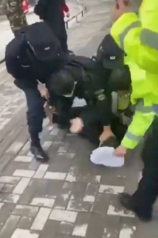 Videos: En Wuhan se producen arrestos y llevan por la fuerza a hospitales a sospechosos de coronavirus