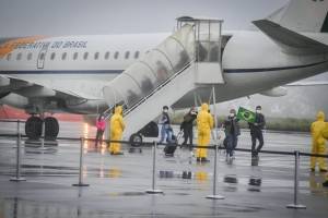 Brasileños repatriados desde China aterrizaron en su país y estarán en cuarentena