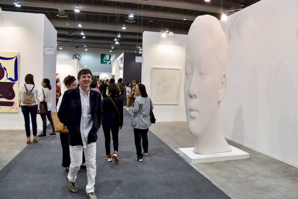 Visitantes de la muestra de arte contemporáneo en Zona Maco