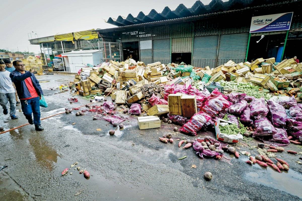Alimentos descartados na Ceagesp por terem se contaminado na enchente