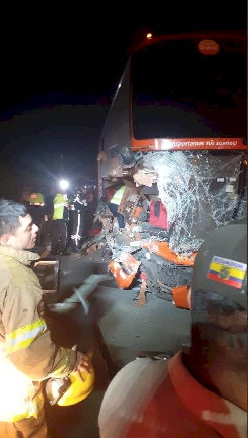 Dos fallecidos en accidente de bus interprovincial, los conductores huyeron