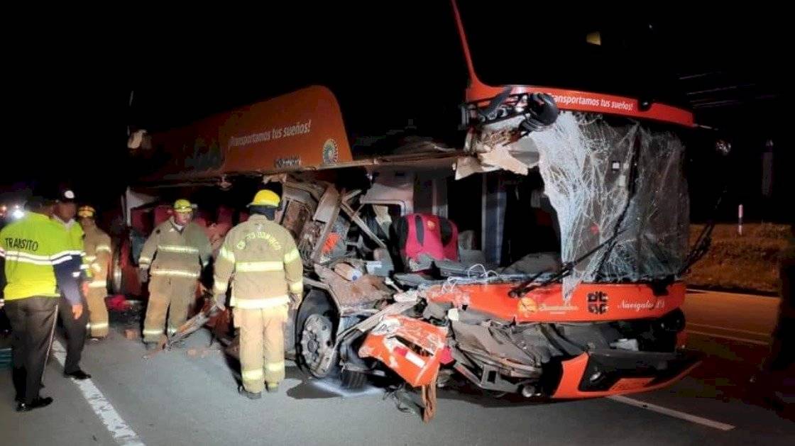 Dos fallecidos en accidente de bus interprovincial