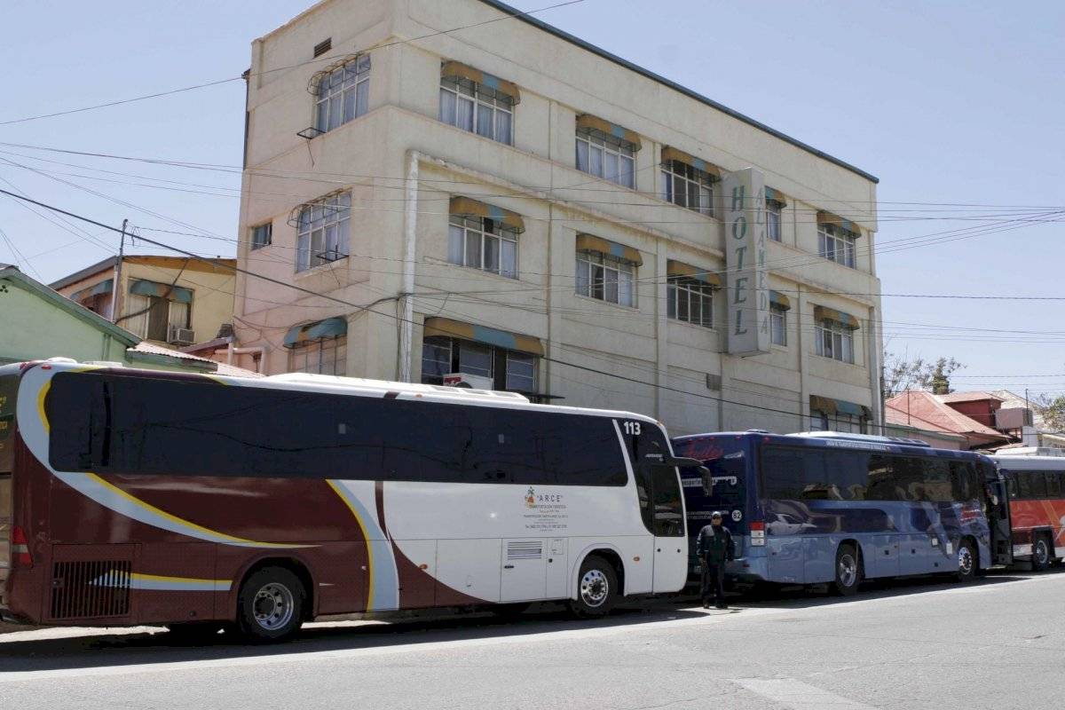 Autobuses estacionados bajo el sol de Sonora.