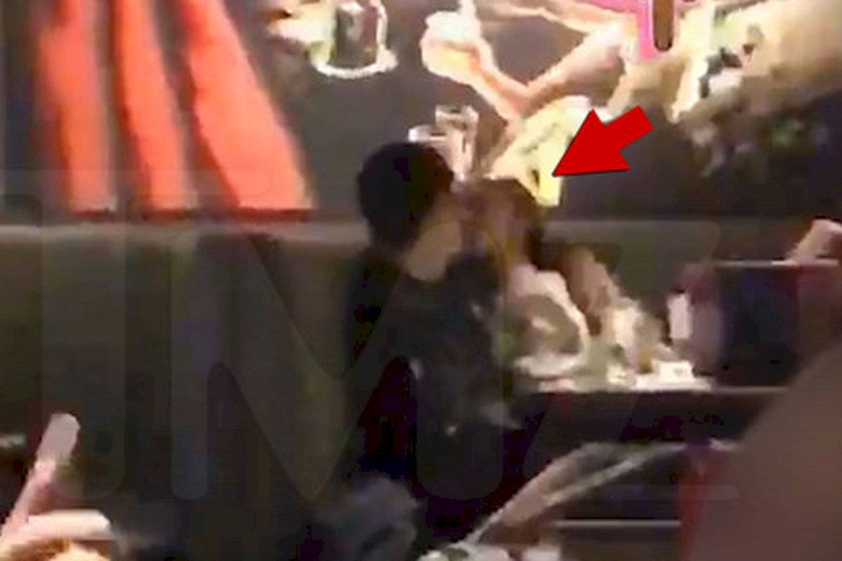 ¡Escándalo! Ariana Grande es captada besando a un desconocido en un bar en California