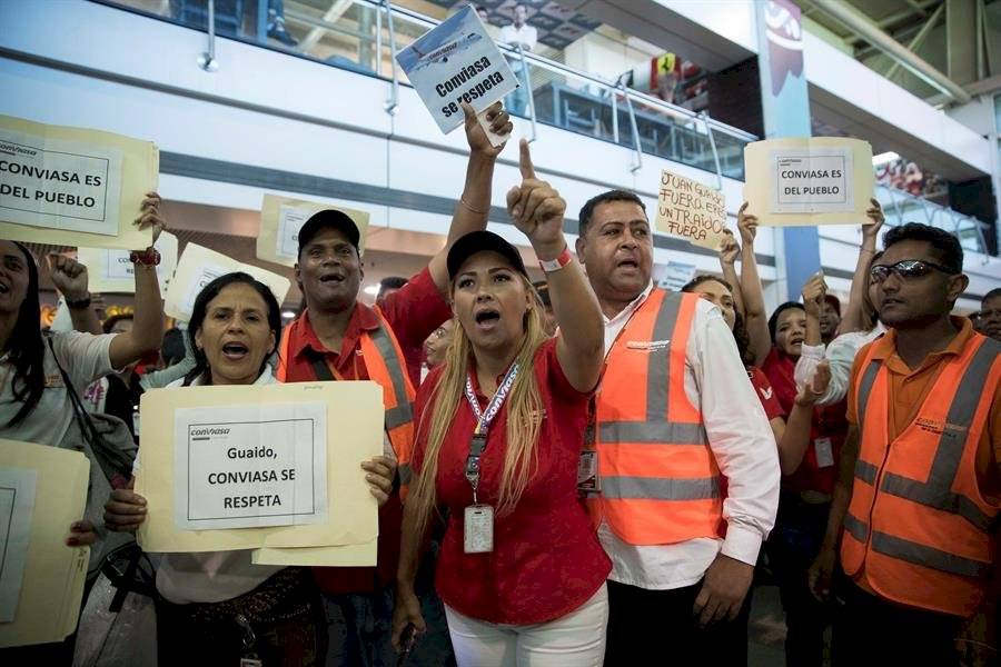 Guaidó pide retomar las protestas en un regreso a Venezuela entre golpes
