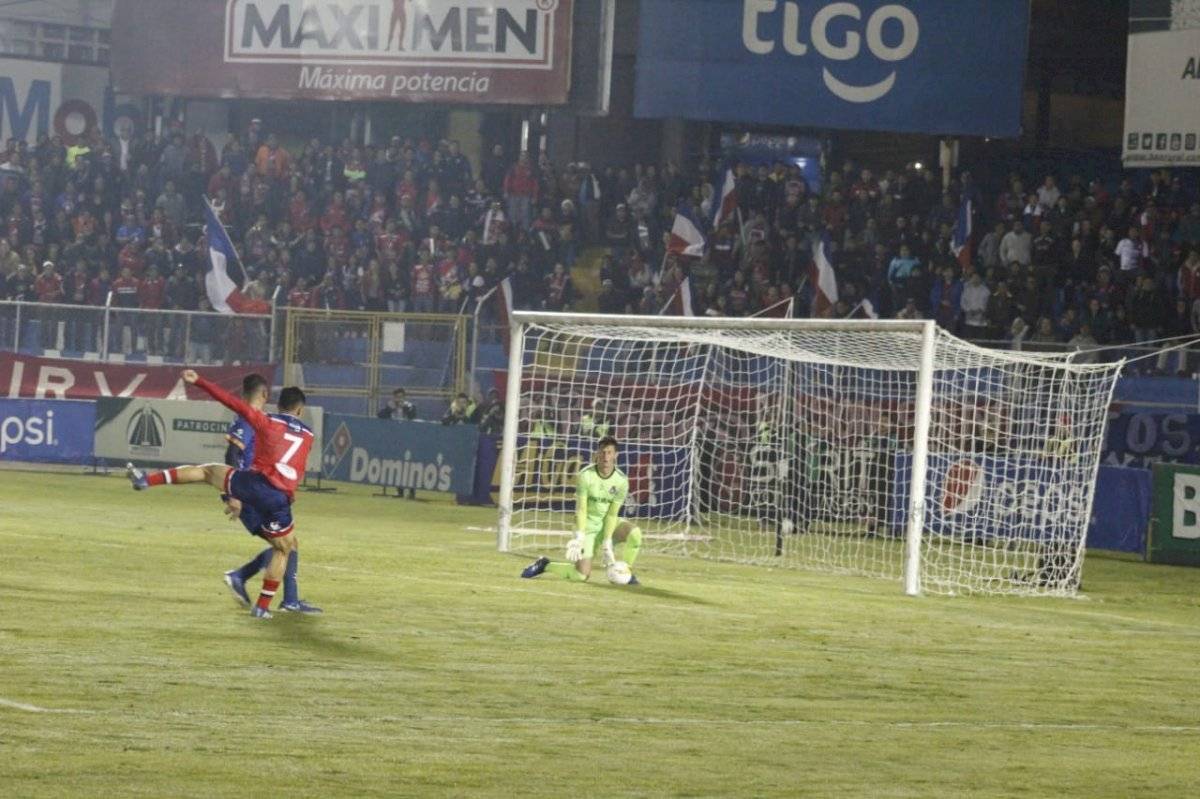 Hagen domina el balón en el área chica