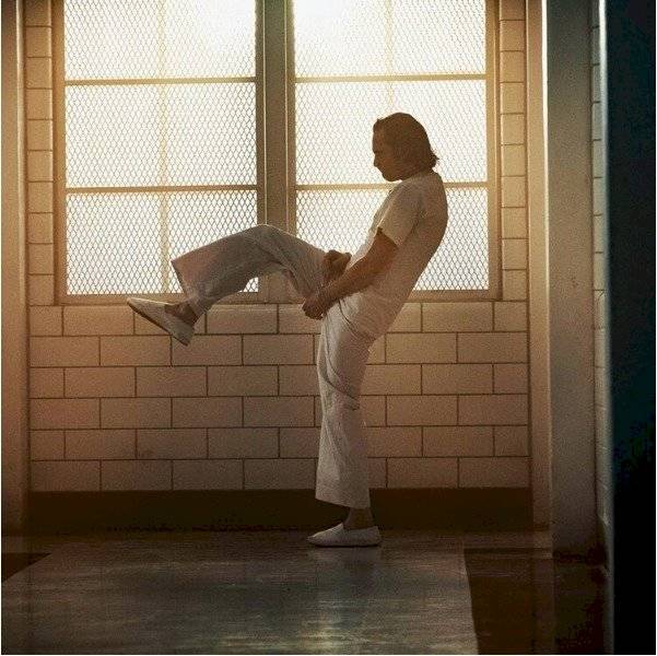 Joaquin Phoenix bailando en su papel de Arthur Fleck (Joker)