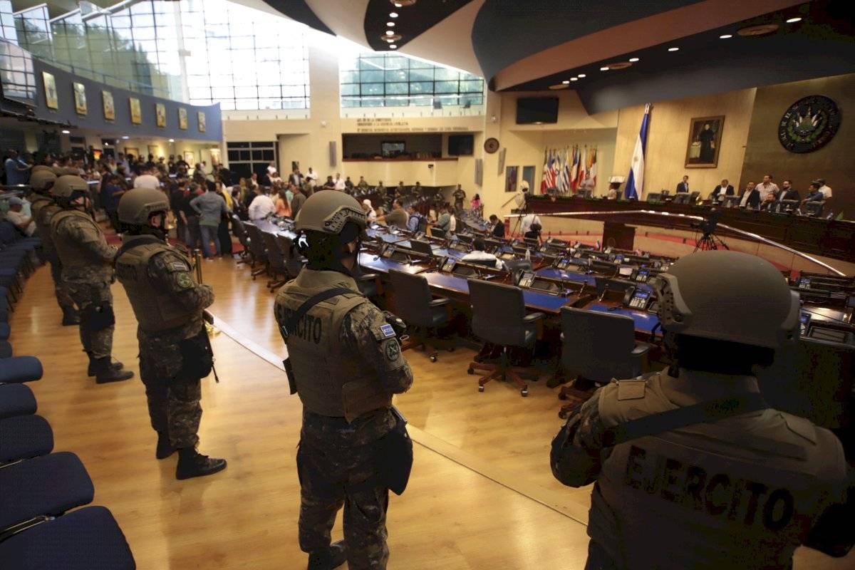 Militares y policías presionando a la Asamblea a tomar una decisión.