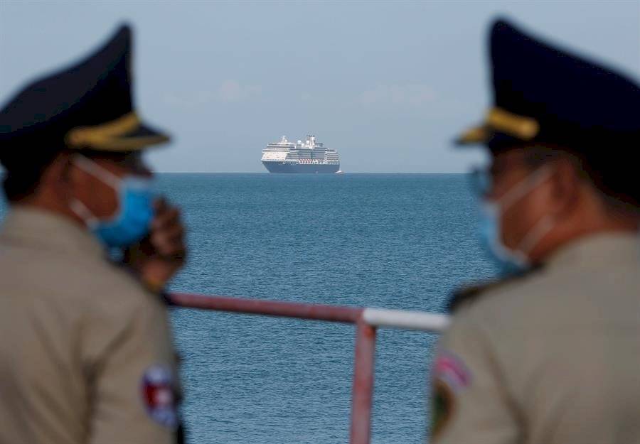 Llega a Camboya el crucero rechazado por cinco países por temor al coronavirus