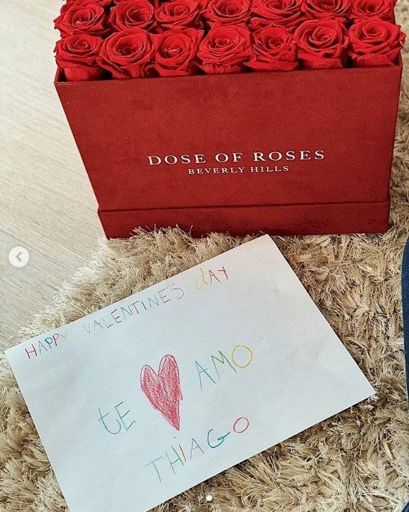 Antonela Roccuzzo recibe regalo de San Valentin