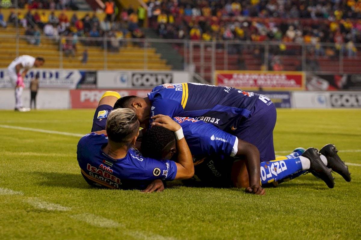 Gol de Delfín en el estadio de Aucas